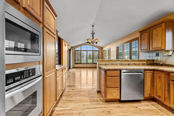 221 Eagles Cove Cir, North Prairie, WI 53153