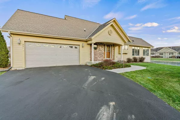 221 Eagles Cove Cir, North Prairie, WI 53153