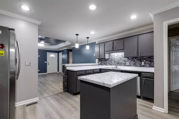 606 E Lake Cv, La Vergne, TN 37086