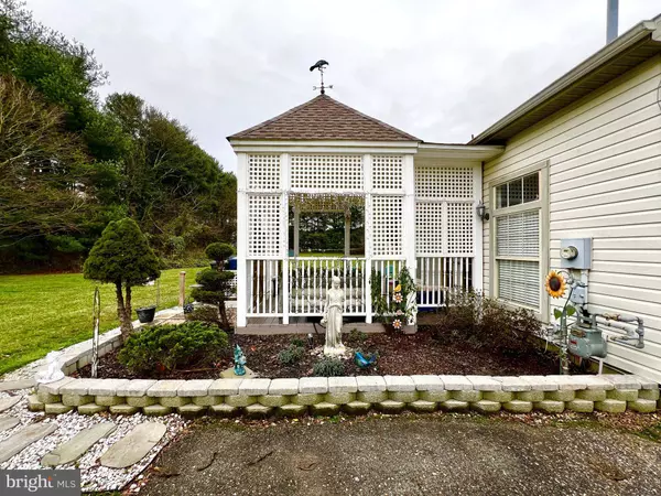 422 LONGFELLOW DR, Williamstown, NJ 08094