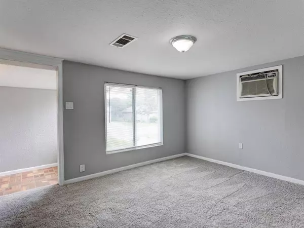 1219 Yale Street, River Oaks, TX 76114