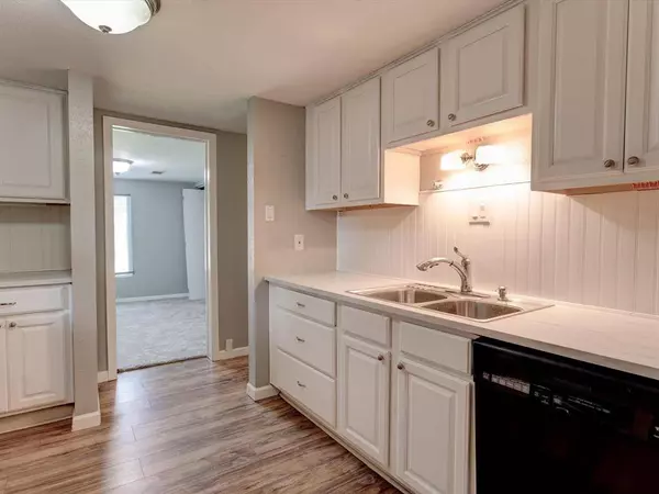 1219 Yale Street, River Oaks, TX 76114