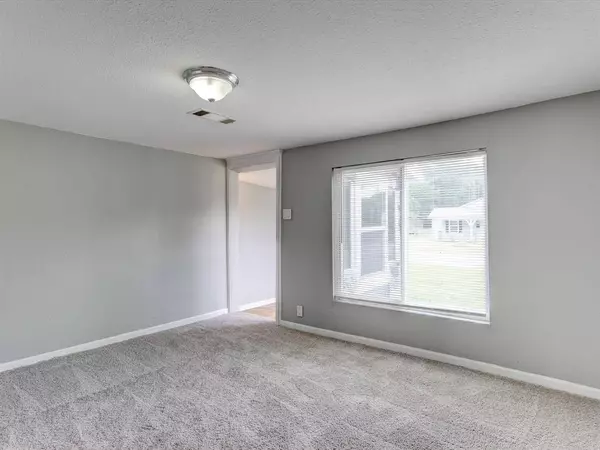 1219 Yale Street, River Oaks, TX 76114