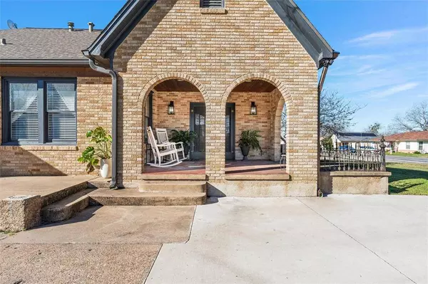 305 W Pine Street, Abbott, TX 76621