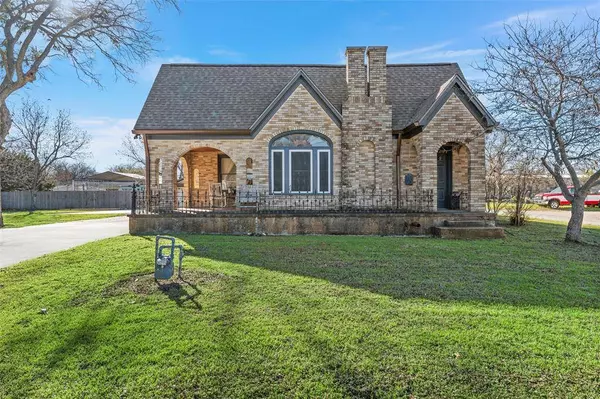 305 W Pine Street, Abbott, TX 76621