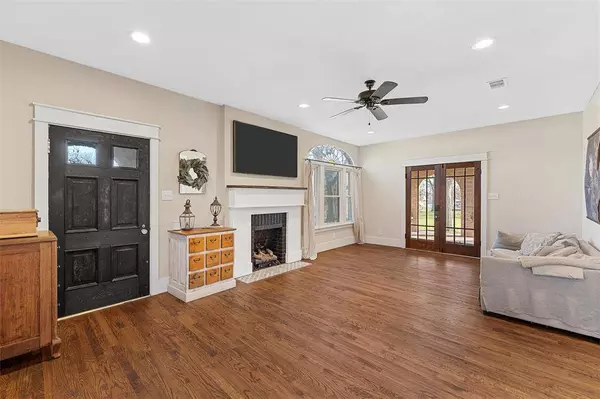 305 W Pine Street, Abbott, TX 76621