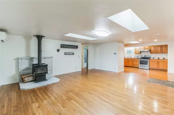 2708 Quarry ST W, Bremerton, WA 98312