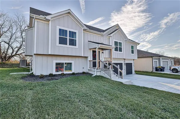 2305 NW Megan DR, Grain Valley, MO 64029