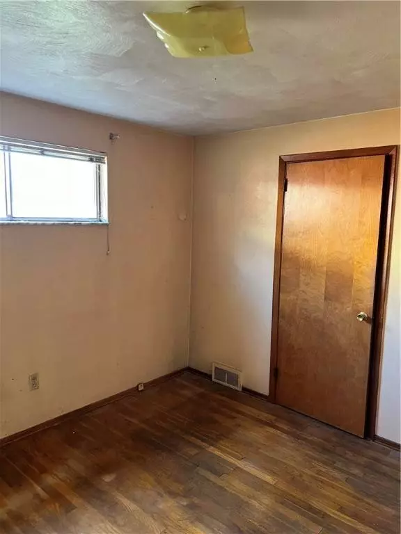 270 Fiesta Dr, Pittsburgh, PA 15239