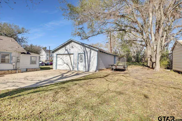 303 E Paschal St, Troup, TX 75789