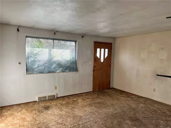 270 Fiesta Dr, Pittsburgh, PA 15239