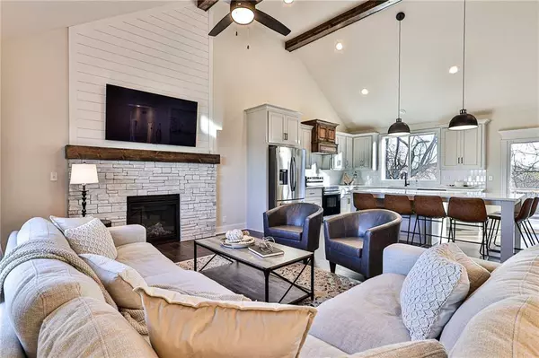 2305 NW Megan DR, Grain Valley, MO 64029