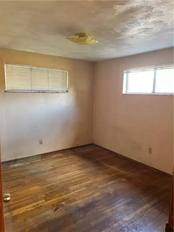 270 Fiesta Dr, Pittsburgh, PA 15239