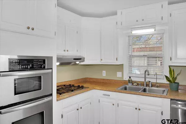 303 E Paschal St, Troup, TX 75789