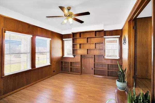 303 E Paschal St, Troup, TX 75789