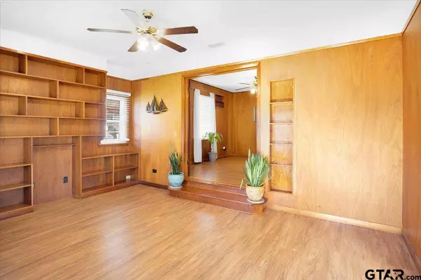 303 E Paschal St, Troup, TX 75789