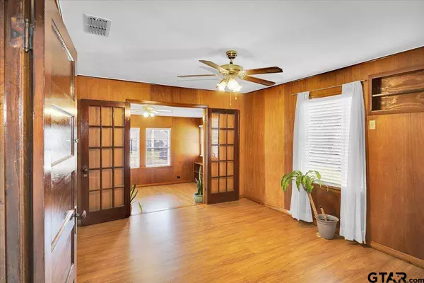 303 E Paschal St, Troup, TX 75789