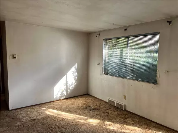 270 Fiesta Dr, Pittsburgh, PA 15239