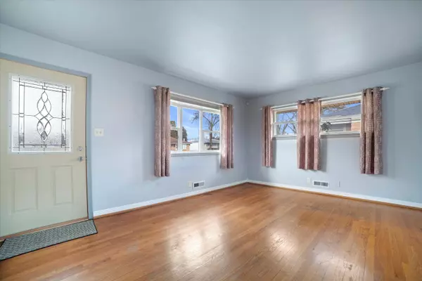 8259 W Acacia St, Milwaukee, WI 53223