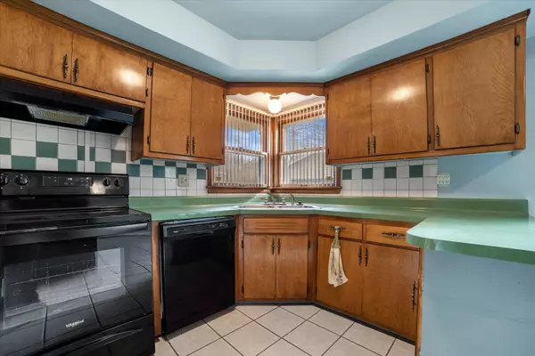 8259 W Acacia St, Milwaukee, WI 53223