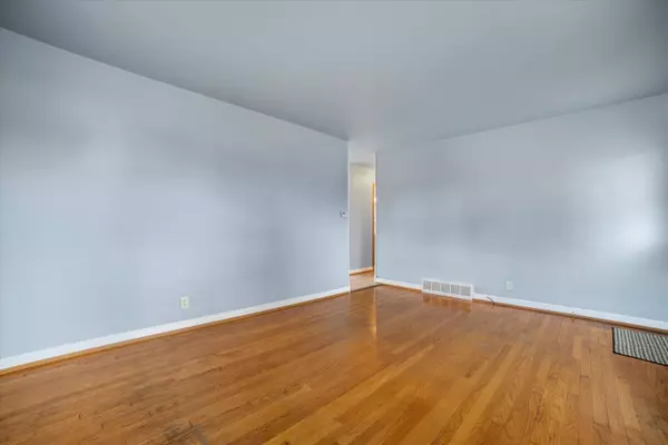 8259 W Acacia St, Milwaukee, WI 53223