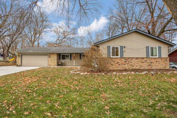 1013 Lacota LN, Burnsville, MN 55337