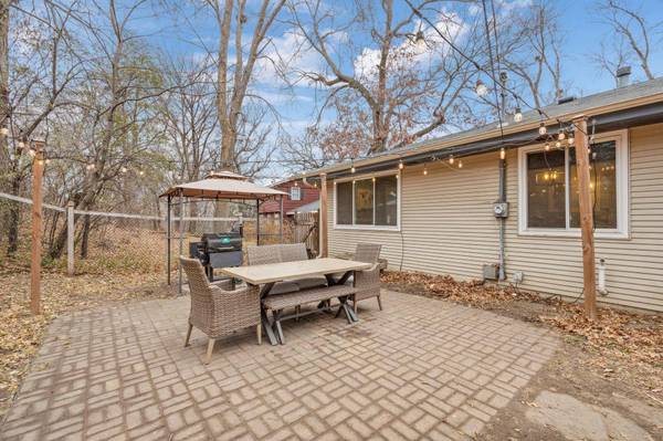 1013 Lacota LN, Burnsville, MN 55337