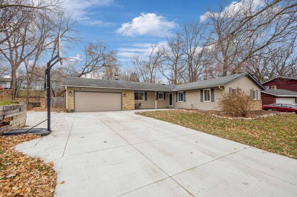 1013 Lacota LN, Burnsville, MN 55337