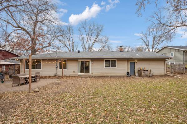 1013 Lacota LN, Burnsville, MN 55337