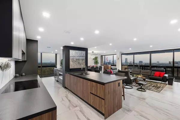 49 Briar Hollow LN #1805, Houston, TX 77027