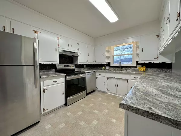 1 Iris Dr, Hickman, TN 38567