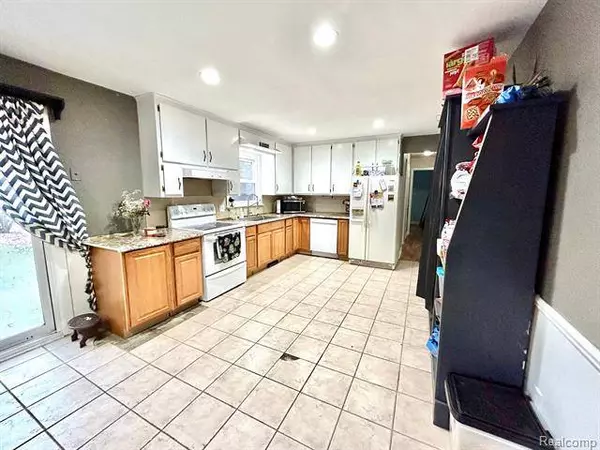 1421 N HACKER Road, Howell, MI 48843