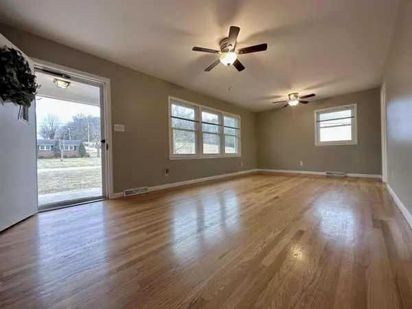 1 Iris Dr, Hickman, TN 38567