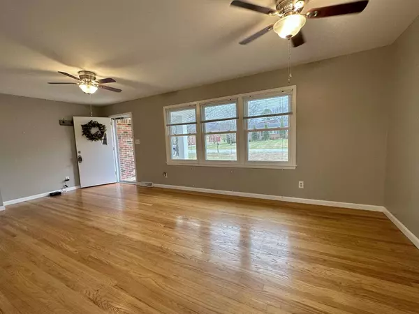 1 Iris Dr, Hickman, TN 38567