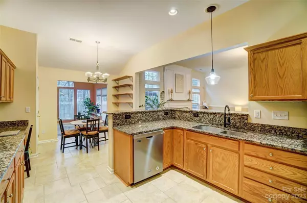 2727 Phillips Woods LN, Matthews, NC 28105