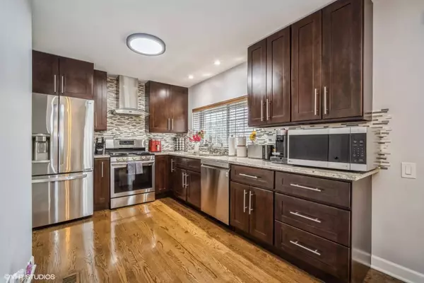 35 E Shag Bark LN, Streamwood, IL 60107