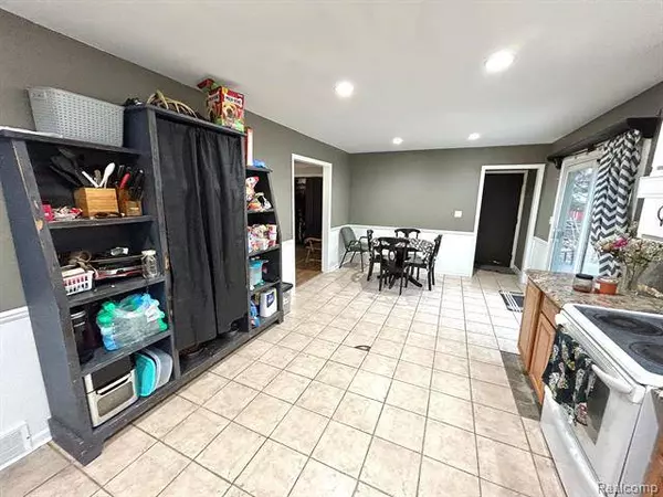 1421 N HACKER Road, Howell, MI 48843