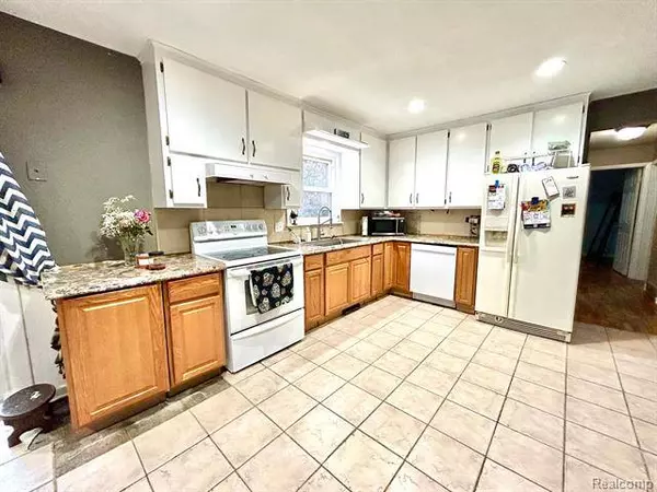 1421 N HACKER Road, Howell, MI 48843