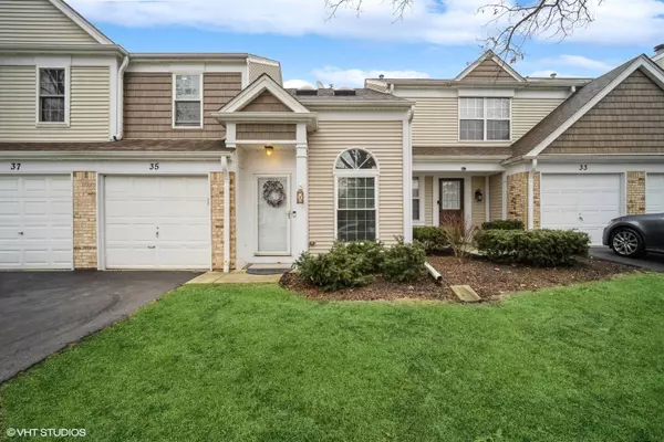 35 E Shag Bark LN, Streamwood, IL 60107