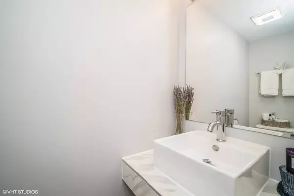 35 E Shag Bark LN, Streamwood, IL 60107