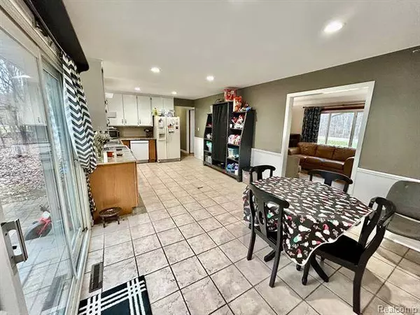 1421 N HACKER Road, Howell, MI 48843