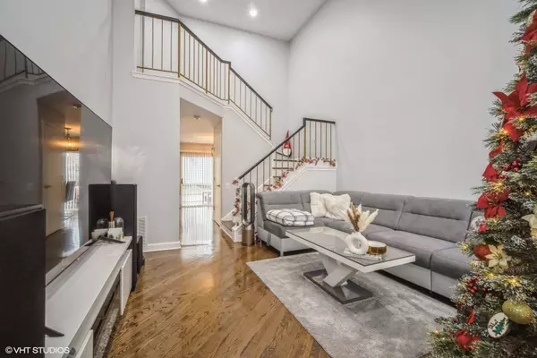 35 E Shag Bark LN, Streamwood, IL 60107