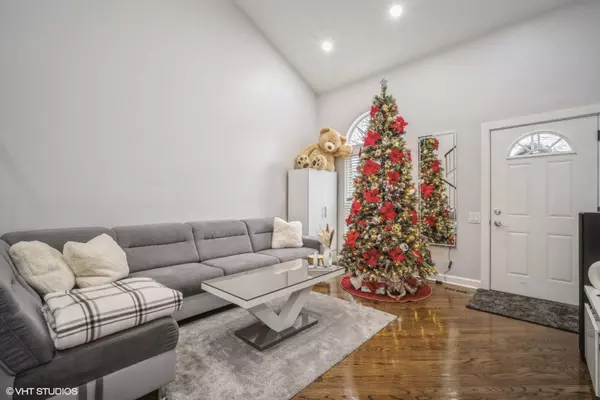 35 E Shag Bark LN, Streamwood, IL 60107