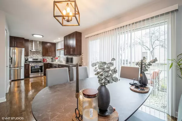 35 E Shag Bark LN, Streamwood, IL 60107