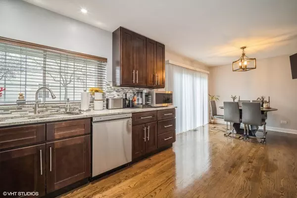 35 E Shag Bark LN, Streamwood, IL 60107