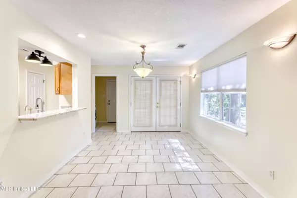 1500 Porpoise Street, Ocean Springs, MS 39564