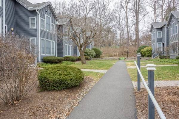 35 Amity Pl #35, Amherst, MA 01002