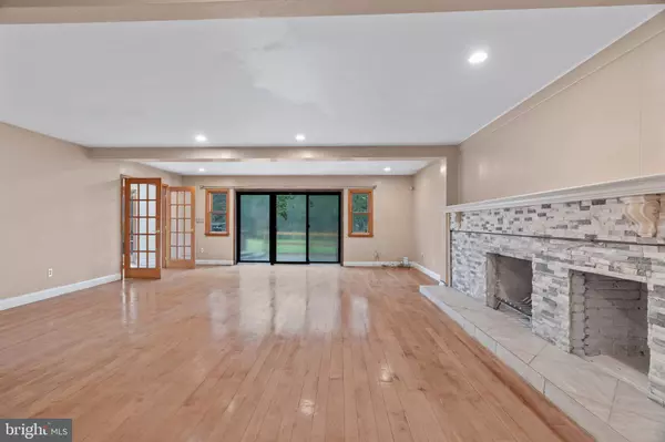 6 HENLEY LN, Voorhees, NJ 08043