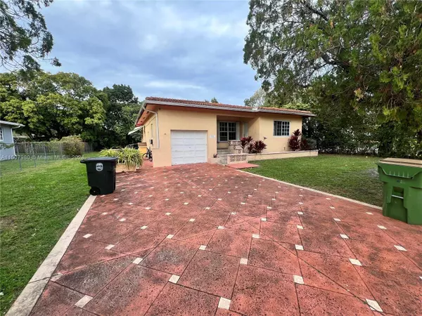 935 NE 136th St, North Miami, FL 33161