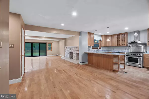 6 HENLEY LN, Voorhees, NJ 08043